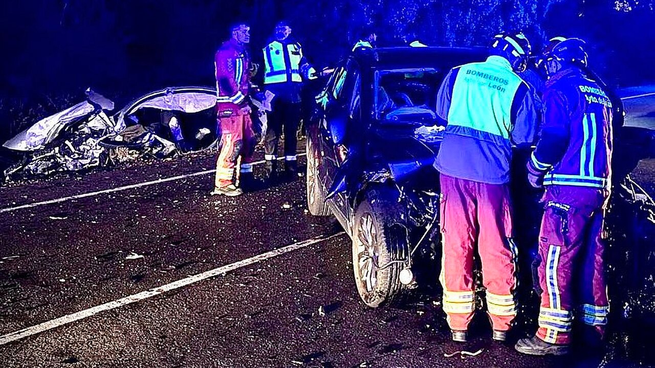 Tres hombres, de 71, 65 y 30 años, resultaron heridos de diferente consideración a consecuencia de una colisión frontal entre dos turismos. Foto: Bomberos León