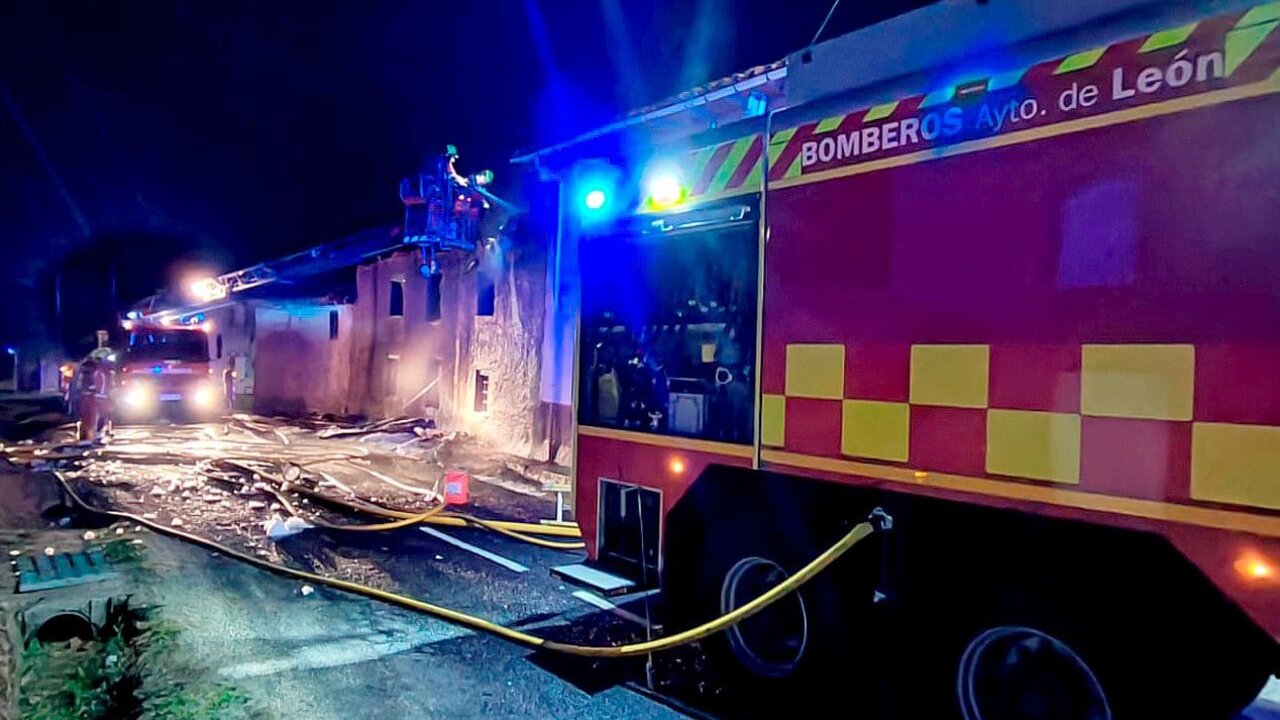 Efectivos de Bomberos de León en el lugar del incendio.