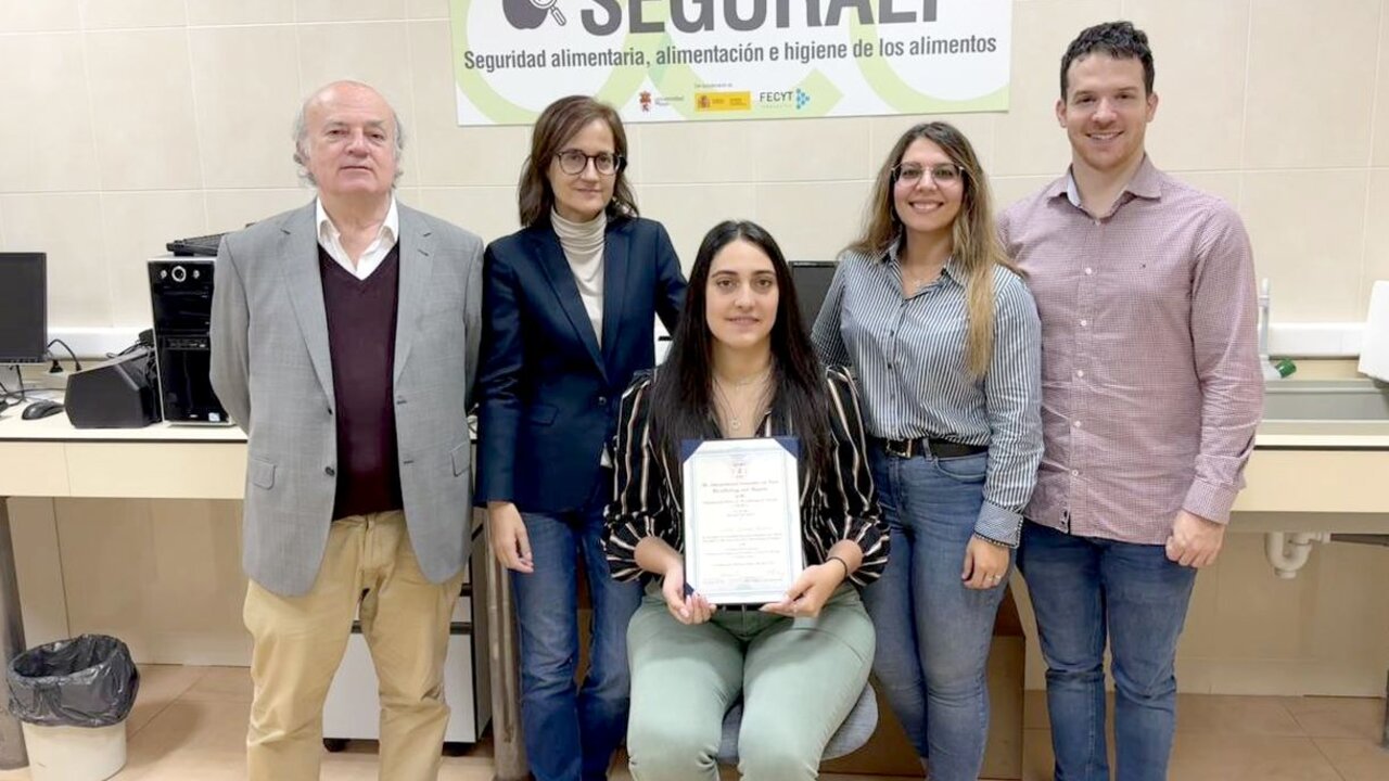 Algunos investigadores participantes en el estudio. De izquierda a derecha: Carlos Alonso Calleja, Rosa Capita González, Sarah Panera Martínez, Cristina Rodríguez Melcón y Daniel Rodríguez Campos.