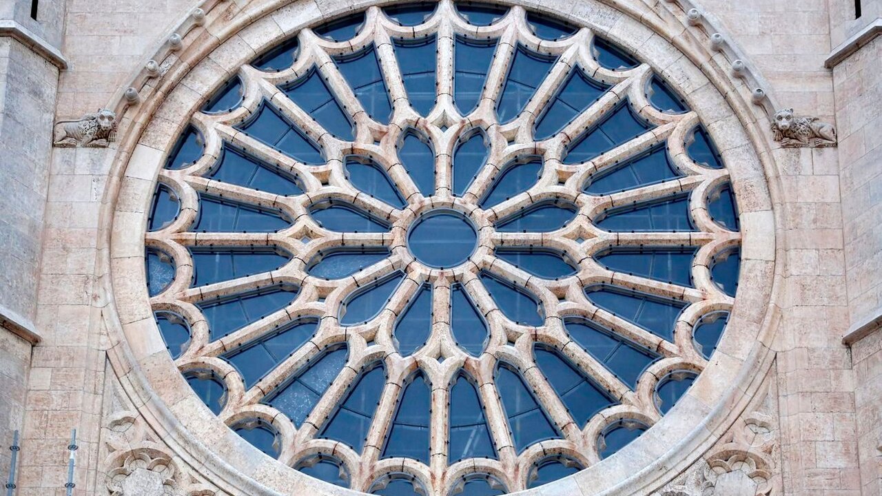 Imagen del rosetón de la Catedral de León. El patrimonio histórico es uno de los principales reclamos turísticos en la capital. Foto: Campillo