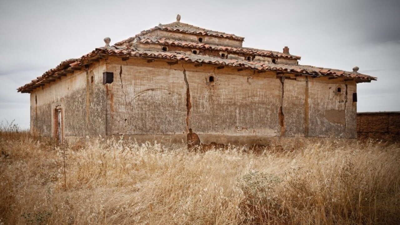 Imagen de un palomar tradicional visiblemente deteriorado. Foto: Asociación Leonesa de Palomares