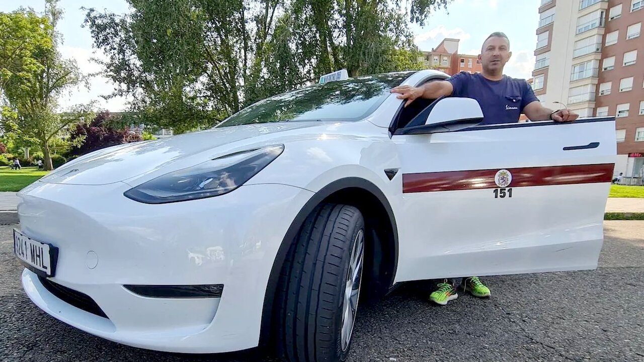 El '151', uno de los taxi cien por cien eléctricos que circulan por León capital.