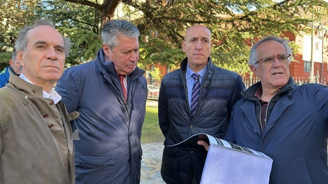 Representantes municipales y de la empresa Geoxa, durante la reapertura del parque.