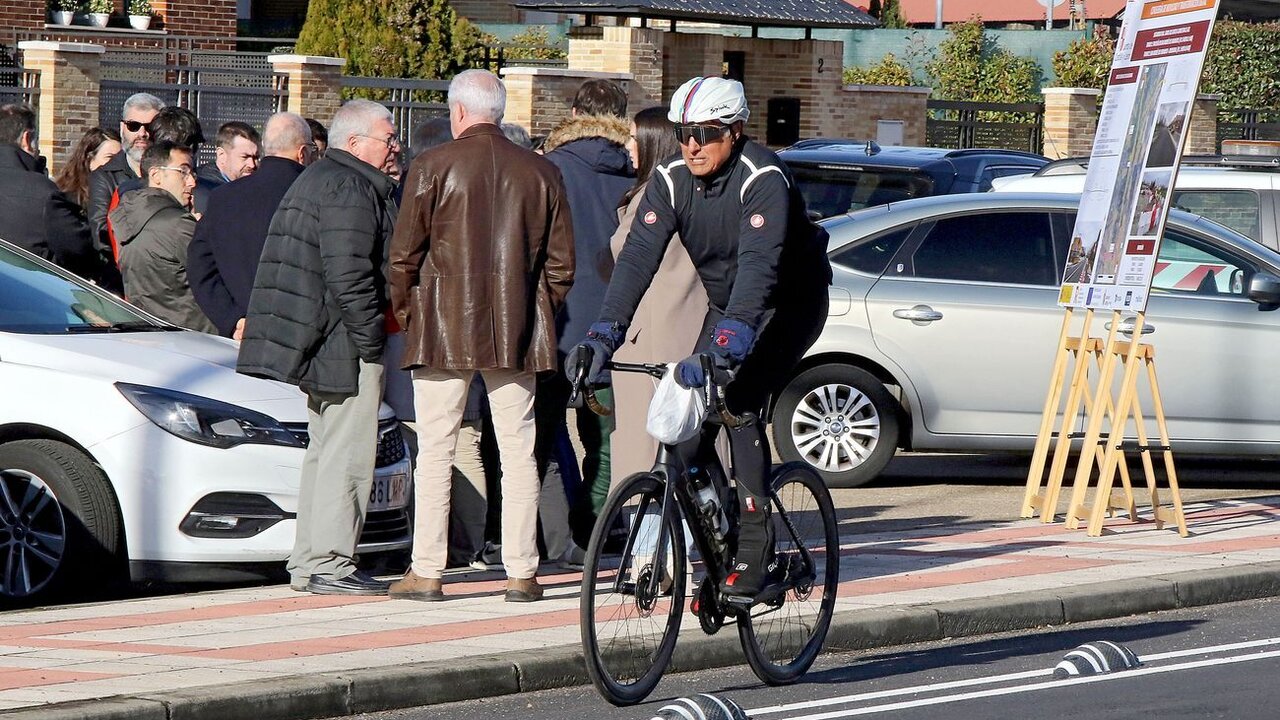 El consejero de Movilidad y Transformación Digital visita las obras del carril bici en el municipio de San Andrés del Rabanedo. Foto: Peio García