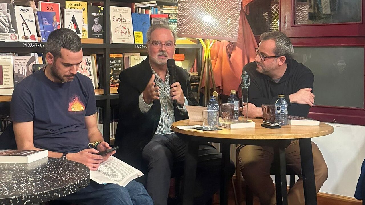 Leonardo Cervera, acompañado por Ibán García del Blanco y Goyix Salduero, presenta esta novela histórica en la librería Tula Varona con una gr