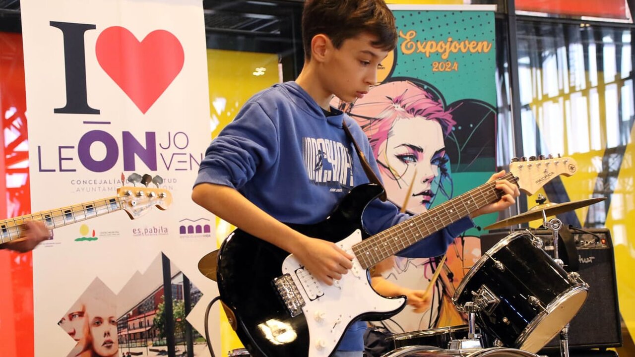 Expojoven celebra su 34 edición en el Palacio de Exposiciones de León. Cuenta con la participación de 17 asociaciones juveniles y espacios dedicados a los idiomas, el turismo activo, la enseñanza y los libros. Fotos: Peio García