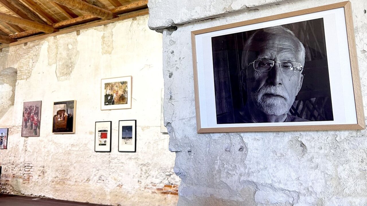 El escritor Luis Mateo Díez asiste a la exposición ‘Luis Mateo Díez en el desván’, que el Instituto Leonés de Cultura presenta en La Panera del monasterio de Santa María de Sandoval. Fotos: Peio García