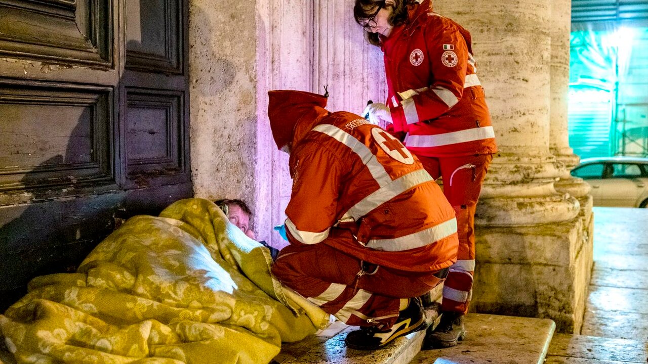 La Unidad móvil de Emergencia Social que actúa durante la noche atiende cada jornada a una docena de personas.