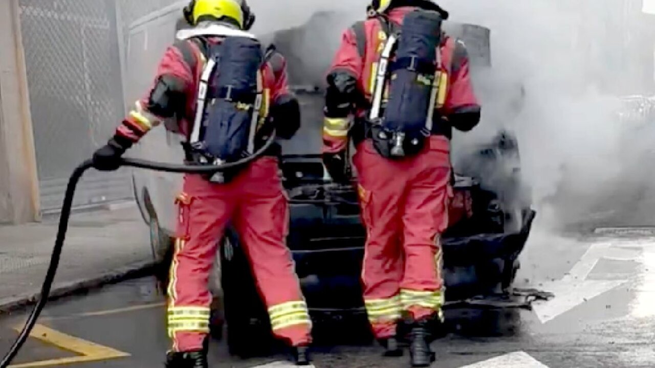 Efectivos de Bomberos León en el lugar del incendio.