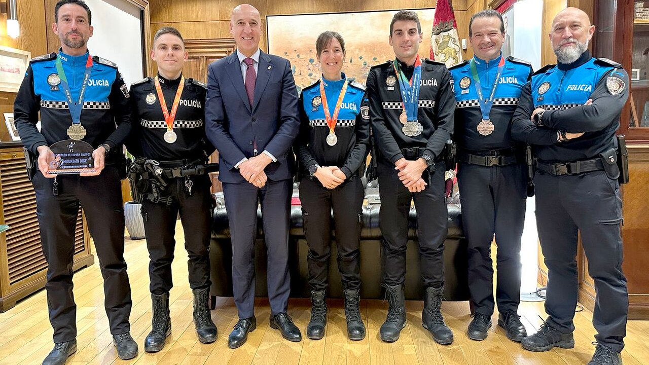 El alcalde de León recibe a los policías participantes en el XXVI Campeonato Nacional de Policías Locales MTB celebrado en septiembre en Jerez y el X Europen Police & Fire Games que tuvo lugar en Braga (Portugal) en octubre.