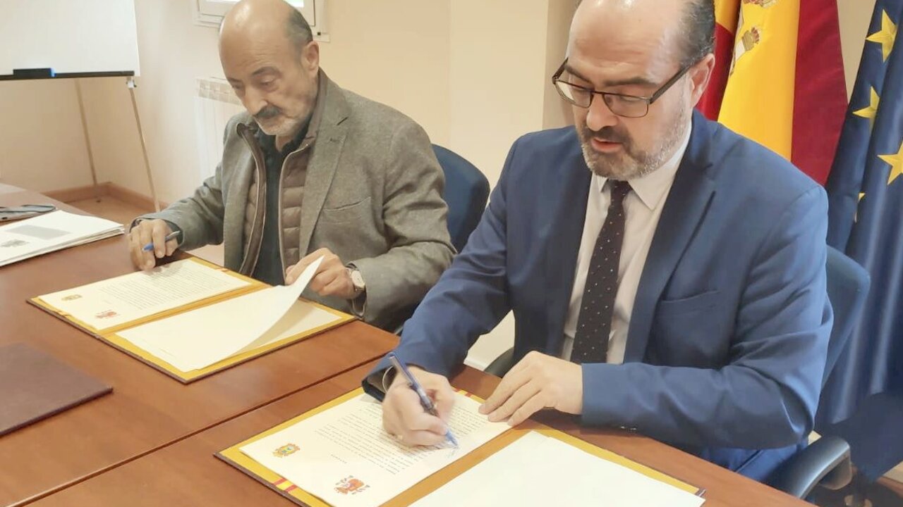 El alcalde de Ponferrada, Marco Morala, durante la firma de un convenio este martes. Foto: César Sánchez