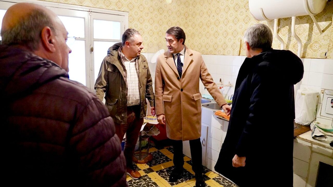 El consejero de Medio Ambiente, Vivienda y Ordenación del Territorio, Juan Carlos Suárez-Quiñones, visita el Edificio Blanco de Cela en Astorga, destinado a viviendas. Foto: Campillo