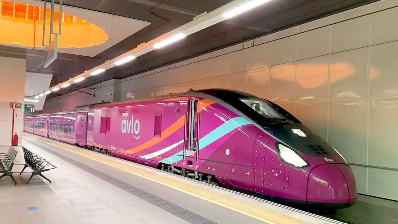 Un tren Alvo, línea de bajo coste de Renfe, en la Estación de León.