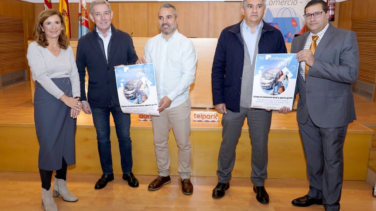 El concejal de Comercio del Ayuntamiento de Ponferrada, David Pacios (C), junto al presidente de la Cámara de Comercio de León (2I), Javier Vega, y representantes de la empresa Dornier, concesionaria del servicio de la ORA en Ponferrada, durante la presentación de la nueva campaña de bonos comercio. Foto: César Sánchez