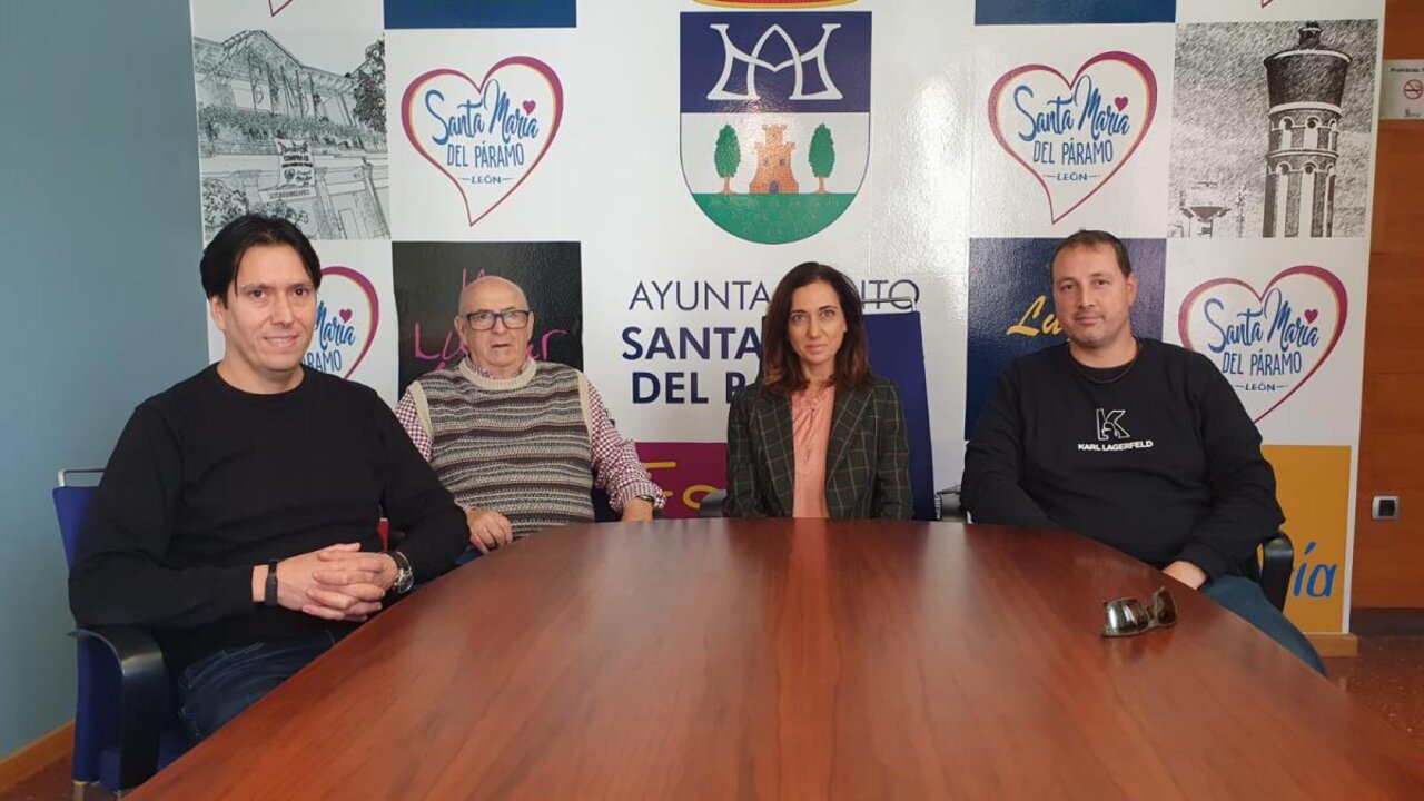 Un instante de la recepción oficial realizada en el Ayuntamiento de Santa María del Páramo.