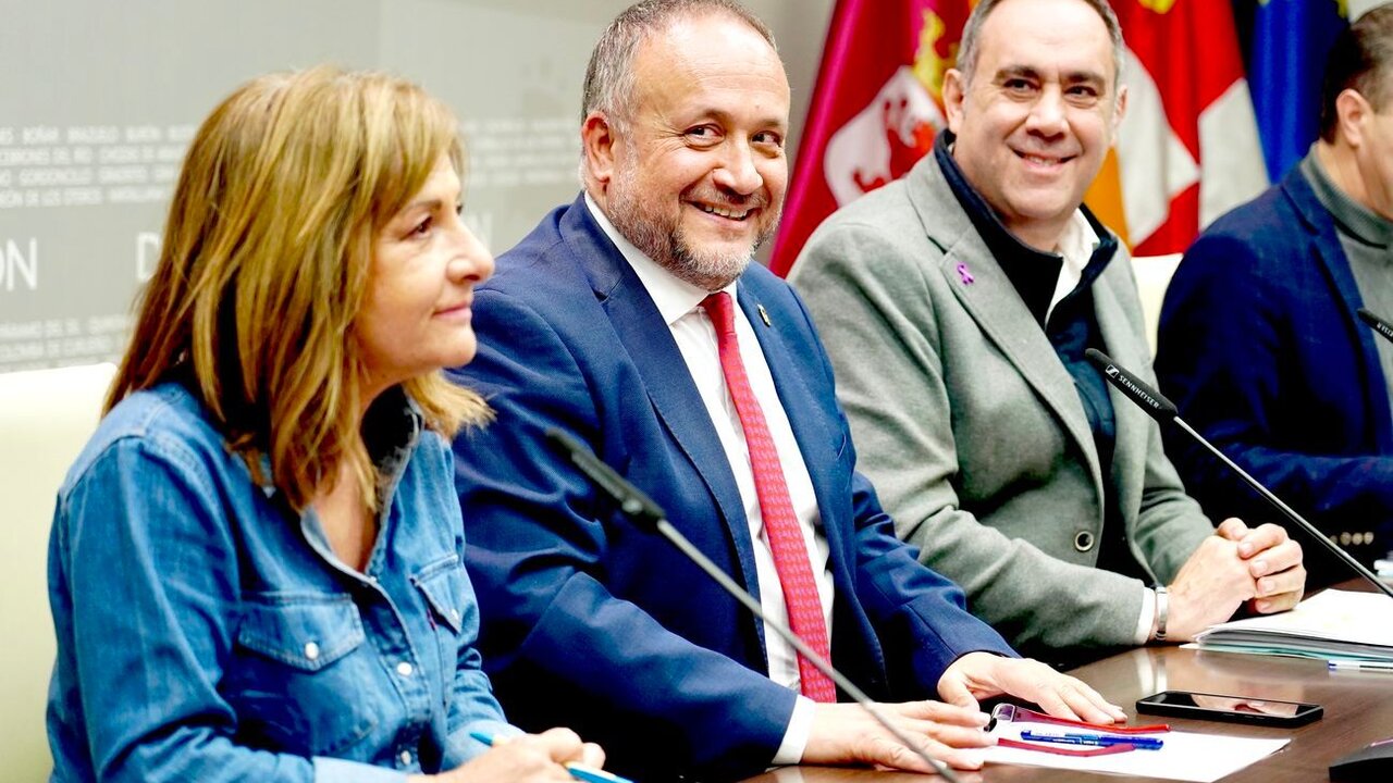 El presidente de la Diputación de León, Gerardo Álvarez Courel, y los vicepresidentes, Valentín Martínez y Ana Arias, presentan la estrategia de Inteligencia Artificial de la institución provincial. Foto: Campillo