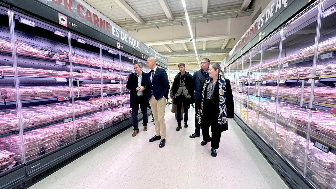 En la antesala de la apertura el alcalde de León, José Antonio Diez, ha visitado sus instalaciones acompañado de otros miembros de la corporación y responsables del establecimiento para desearles "una próspera andadura en este nuevo proyecto".