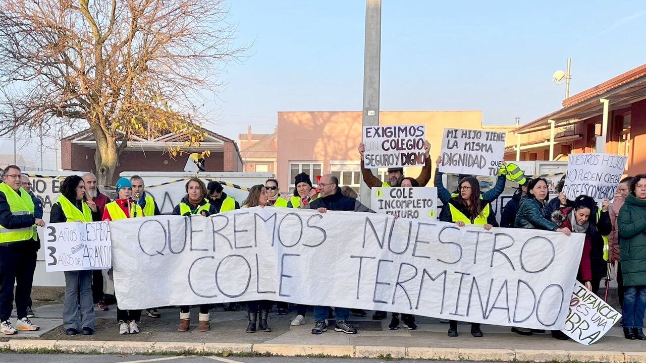 La Asociación de Madres y Padres de Alumnos del Colegio de Cembranos, perteneciente al Centro Rural Agrupado de Villacedré, en la provincia de León, se concentró este jueves a las puertas del centro educativo para exigir a la Junta de Castilla y León la finalización de unas obras que llevan “cuatro cursos en ejecución”.