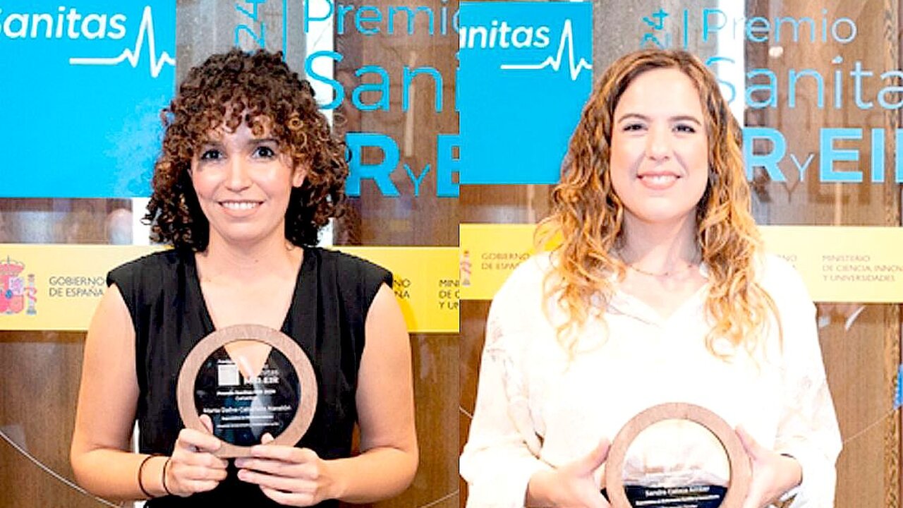 Marta Dafne Cabañero, Premio Sanitas MIR 2024 y Sandra Caloca, Premio Sanitas EIR 2024 con los galardones.