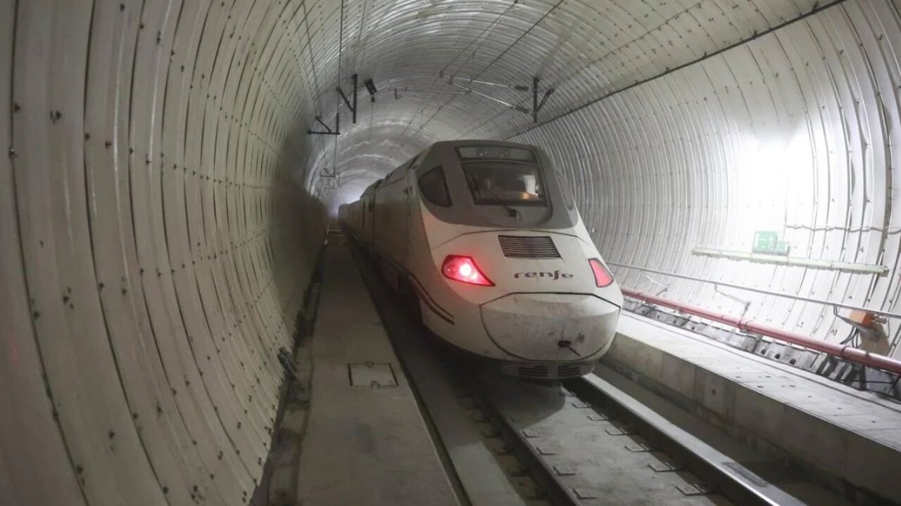 Imagen de un tren AVE en la Variante de Pajares.