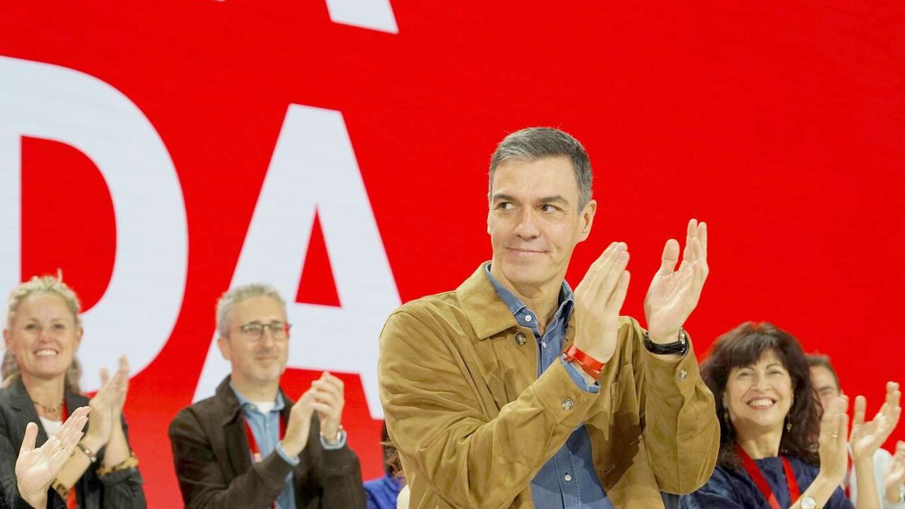 El PSOE cierra filas con Sánchez y  denuncia una "cacería humana" sobre su dirección.