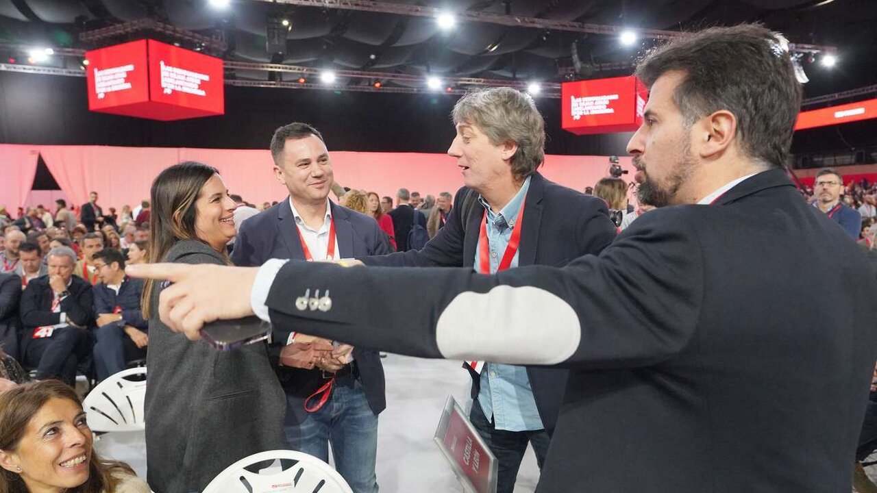 La secretaria de organización del PSOE de León, Nuria Rubio; el secretario provincial de León Javier Alfonso Cendón y el alcalde de Soria Carlos Martínez junto al secretario general del PSCyL, Luis Tudanca, en la inauguración del 41 Congreso Federal del PSOE. Foto: Miriam Chacón