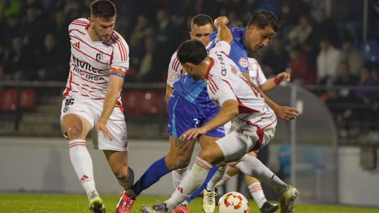 La Ponferradina entró tarde en el partido, demasiado tarde, y no pudo remontar un 2-0 en contra que deja al Ourense fuera de los puestos de descenso tras conseguir su tercera victoria consecutiva mientras que el cuadro berciano pierde la oportunidad de dormir en los puestos de promoción de ascenso.