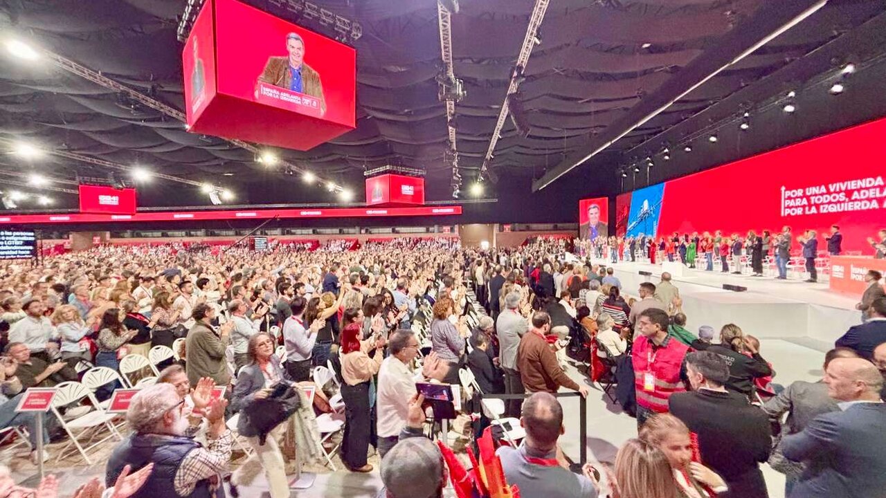 Jornada de clausura del 41 Congreso Federal del PSOE.  En la imagen, los delegados aplauden a Pedro Sánchez en su intervención.