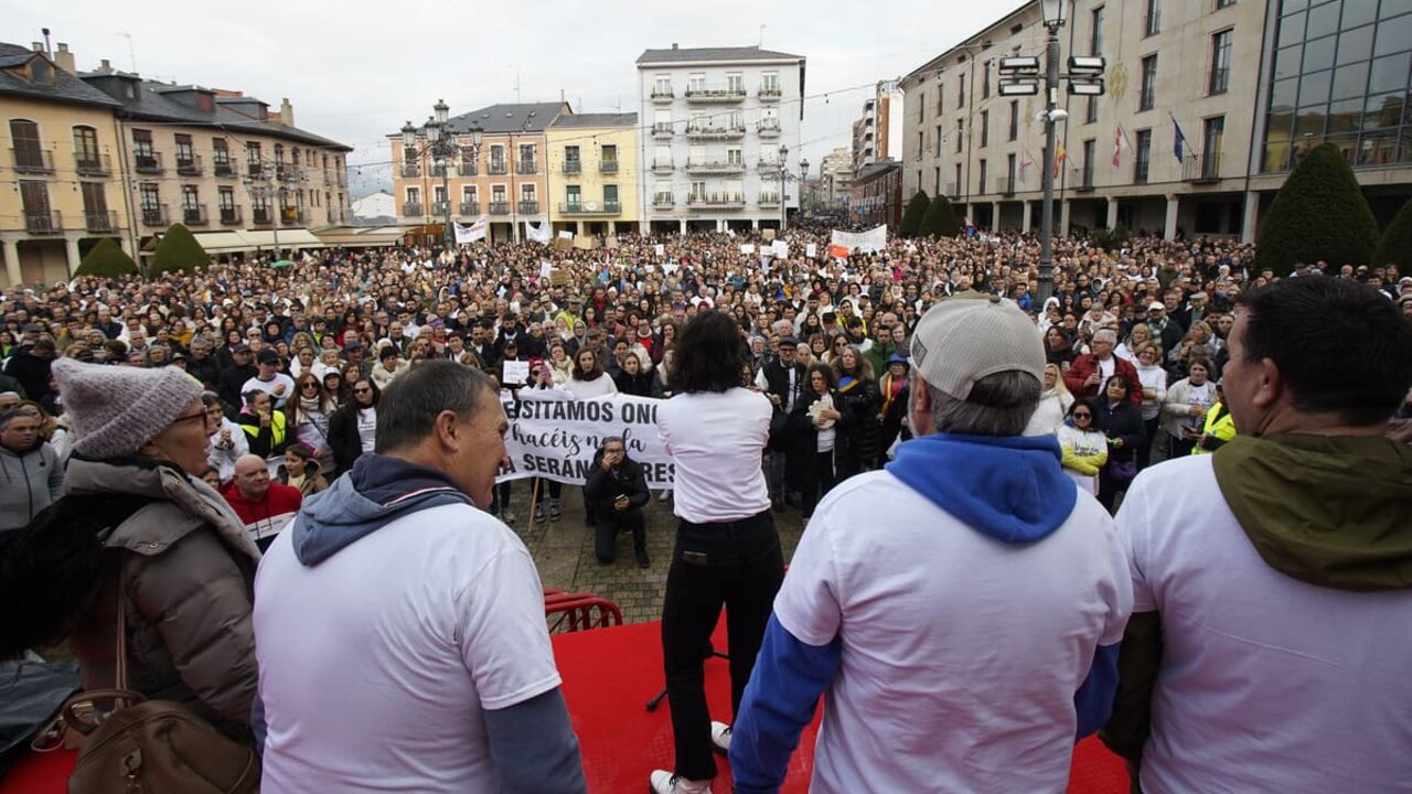 El Bierzo sale a la calle en defensa de la sanidad. 15.000 personas rechazan la actual situación sanitaria en la comarca (14)