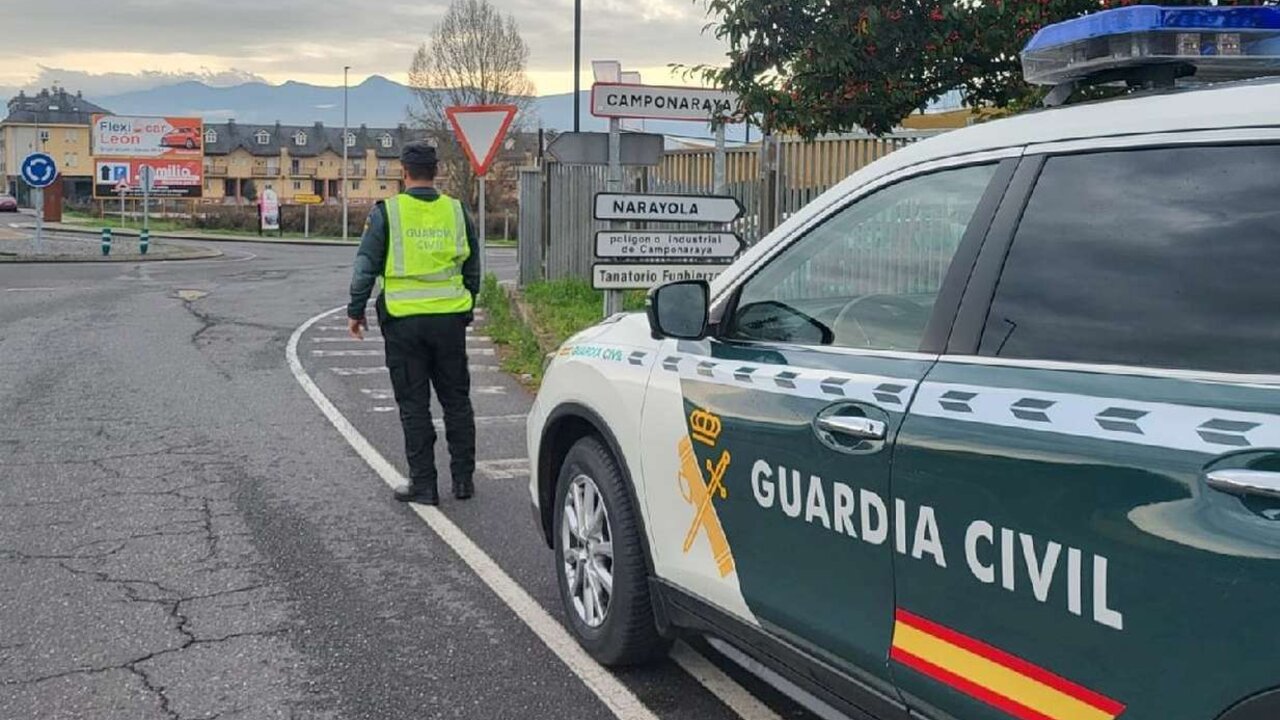 Imagen de la rotonda de acceso a la localidad de Camponaraya.