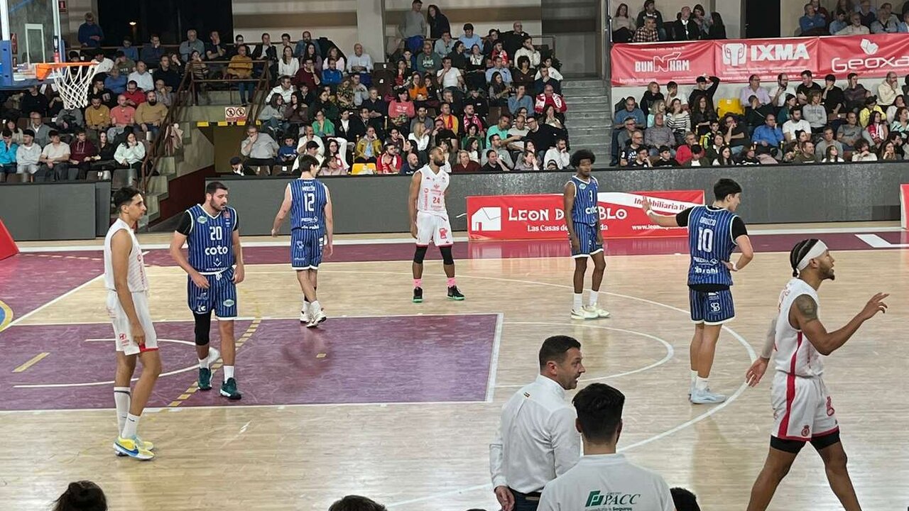 Un lance del partido disputado en el Palacio de los Deportes ante más de 4.000 aficionados.