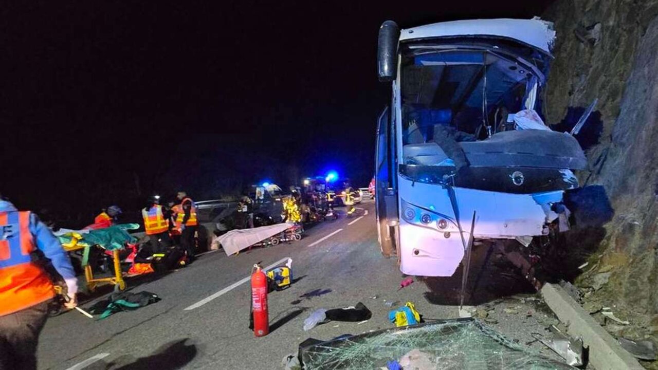 El vehículo, con 47 pasajeros a bordo, sufrió un grave accidente que dejó dos muertos y seis heridos graves.