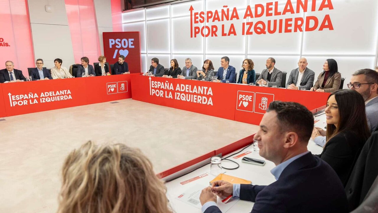 Javier Cendón se estrena en la nueva Ejecutiva del PSOE; en la imagen, la primera reunión mantenida en Ferraz.