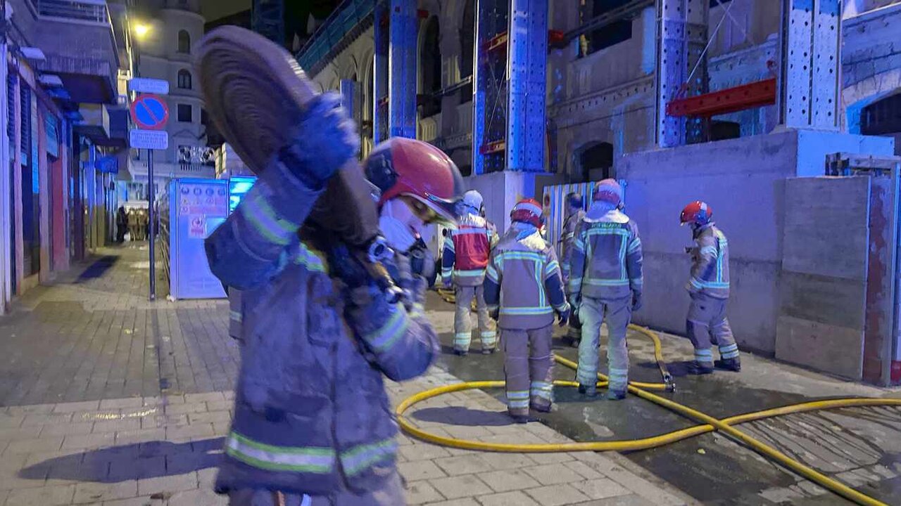 Incendio en el Teatro Lope de Vega de Valladolid. En la imagen, efectivos de Bomberos trabajando en la zona.