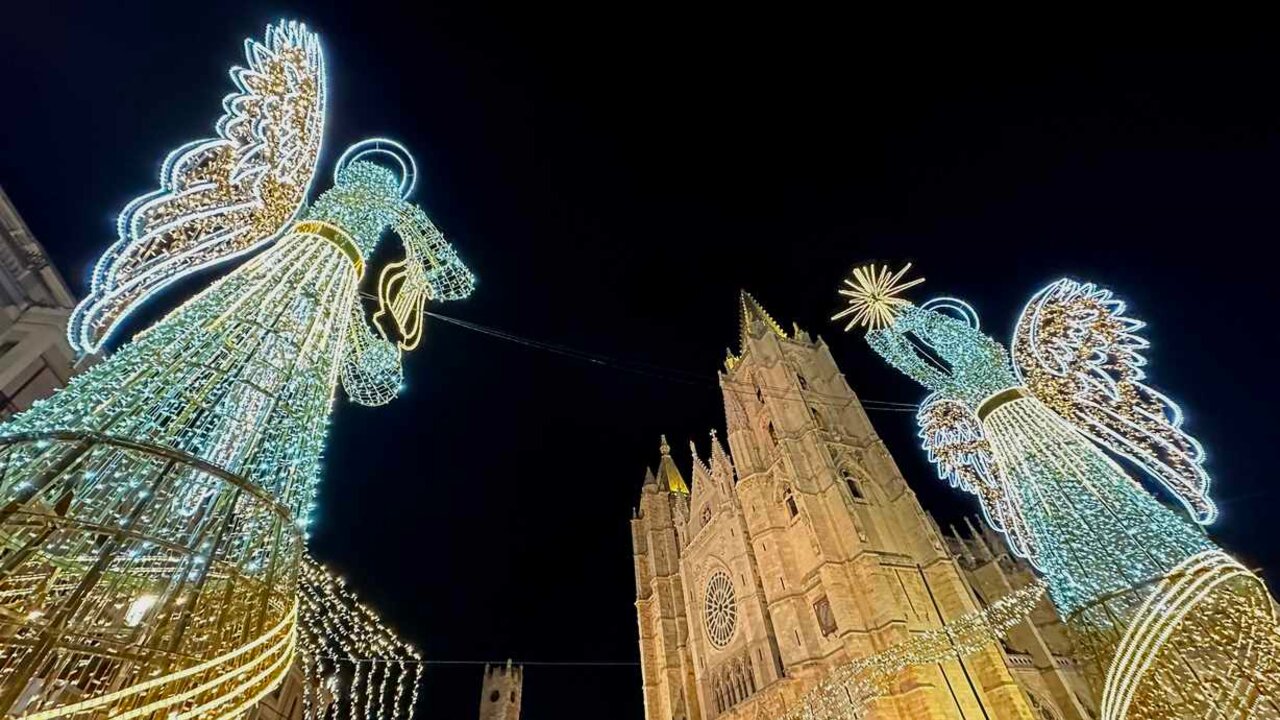 León recibe a los turistas del puente de la Constitución con su renovada iluminación navideña.