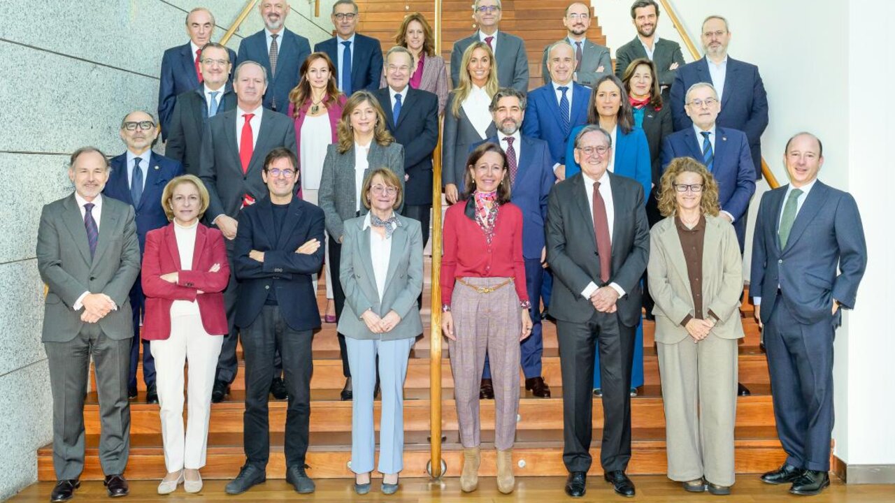 El nombramiento de la rectora tendrá una vigencia de tres años y será efectivo una vez que la Junta General de Accionistas aprueba la propuesta el próximo mes de mayo. En la imagen, foto de familia del consejo.