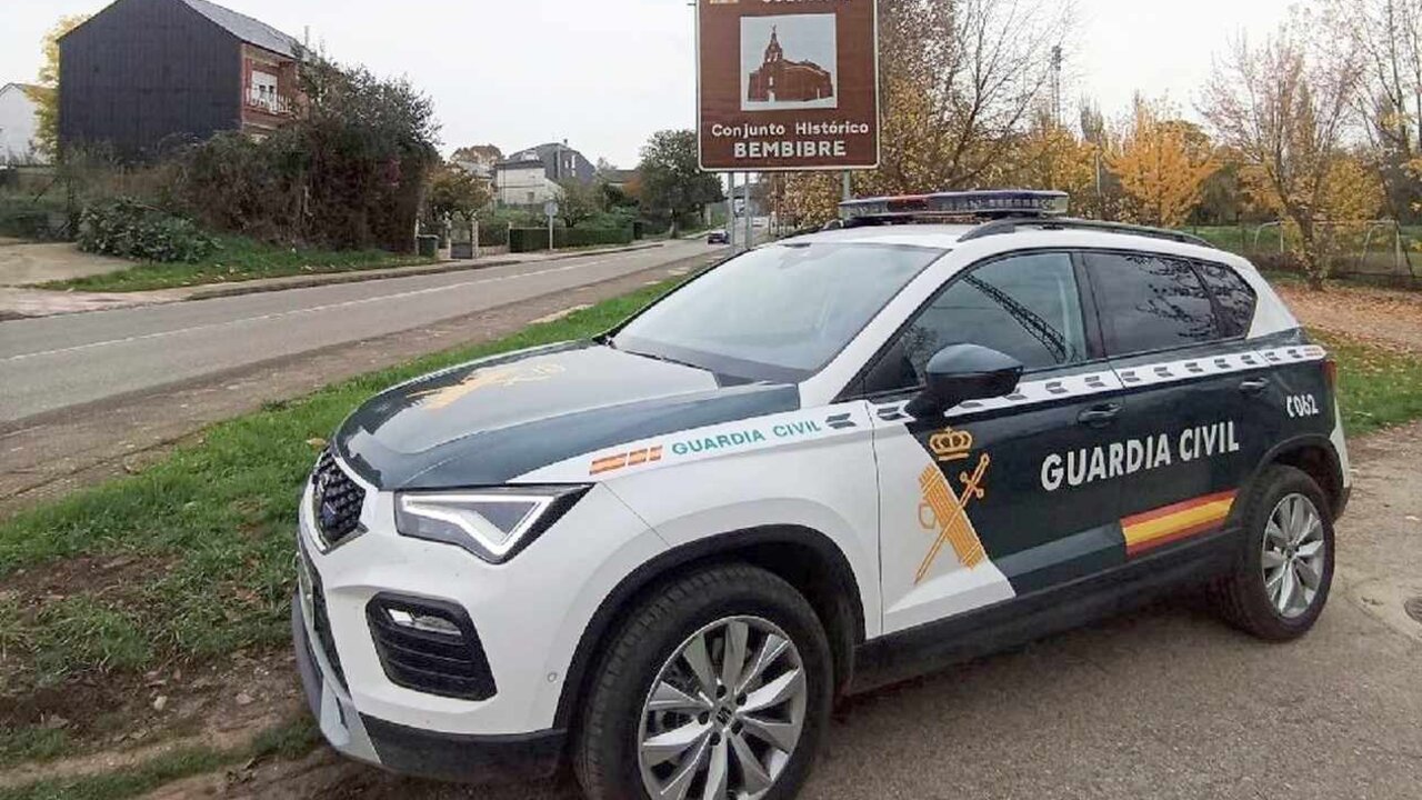 Efectivos de la Guardia Civil a la entrada de la localidad de Bembibre.