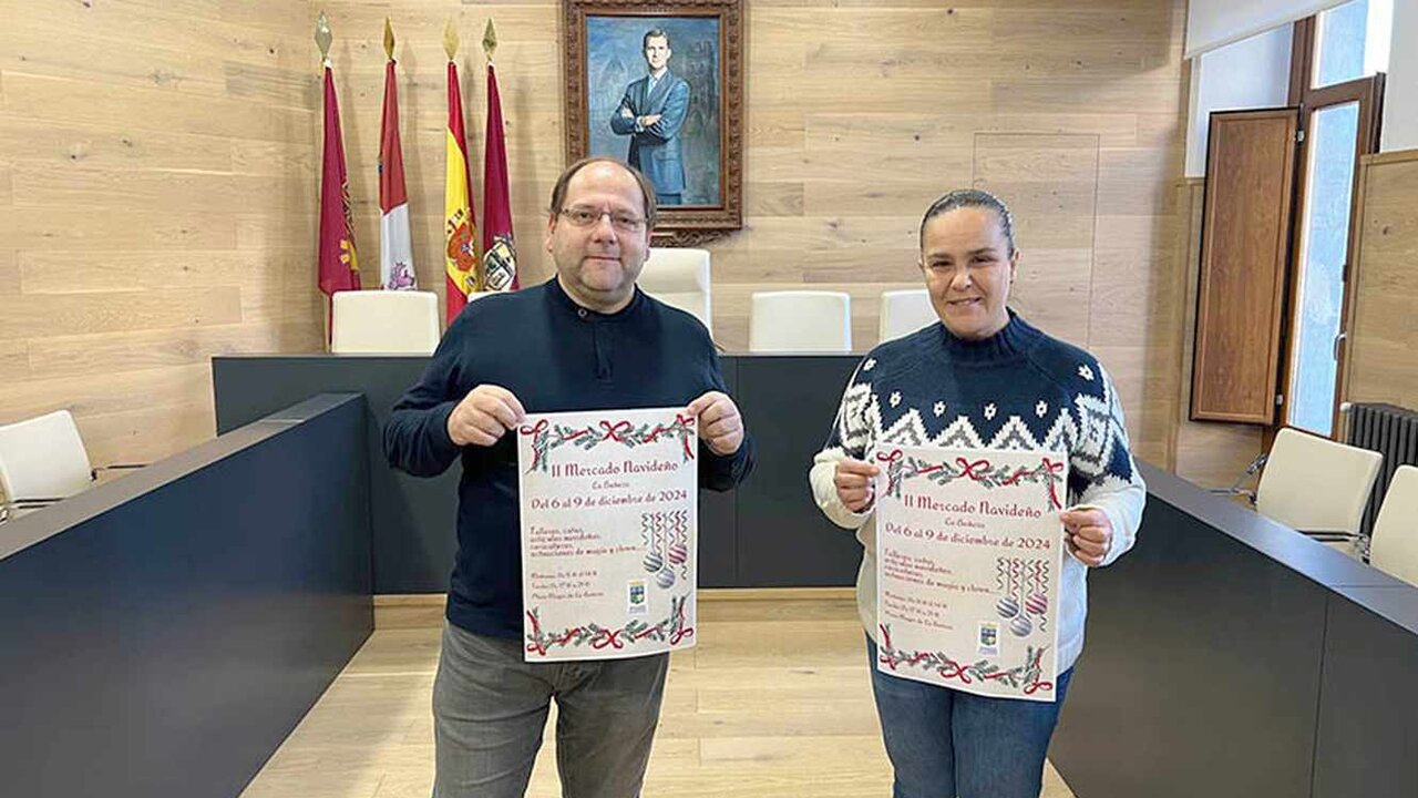 El alcalde de La Bañeza presenta el mercado navideño de la localidad.