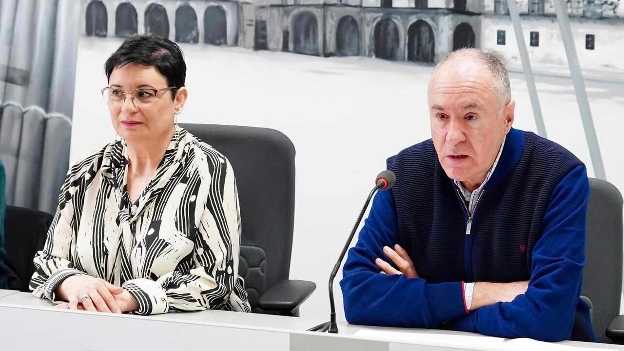 Los concejales del grupo municipal de UPL en el Ayuntamiento de León, Eduardo López Sendino y Maite Fernández, durante la comparecencia en rueda de prensa. Foto: Campillo