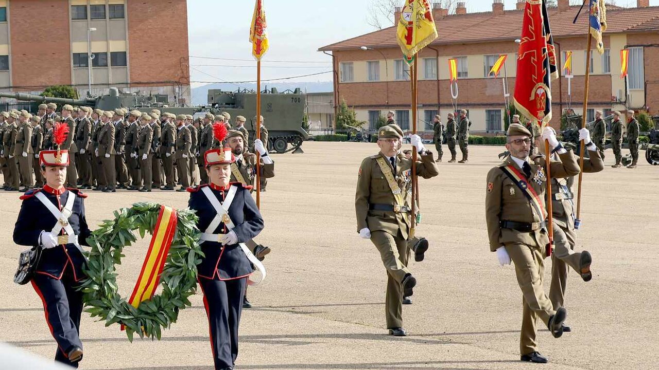 La Base Conde de Gazola acoge una parada militar con imposición de condecoraciones de la Real y Militar Orden de San Hermenegildo y del Mérito Militar a los cuadros de mando y tropa del MACA.