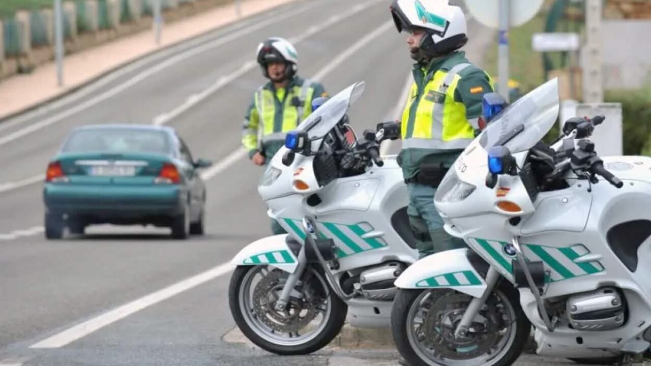 Guardia Civil Tráfico durante un control rutinario.