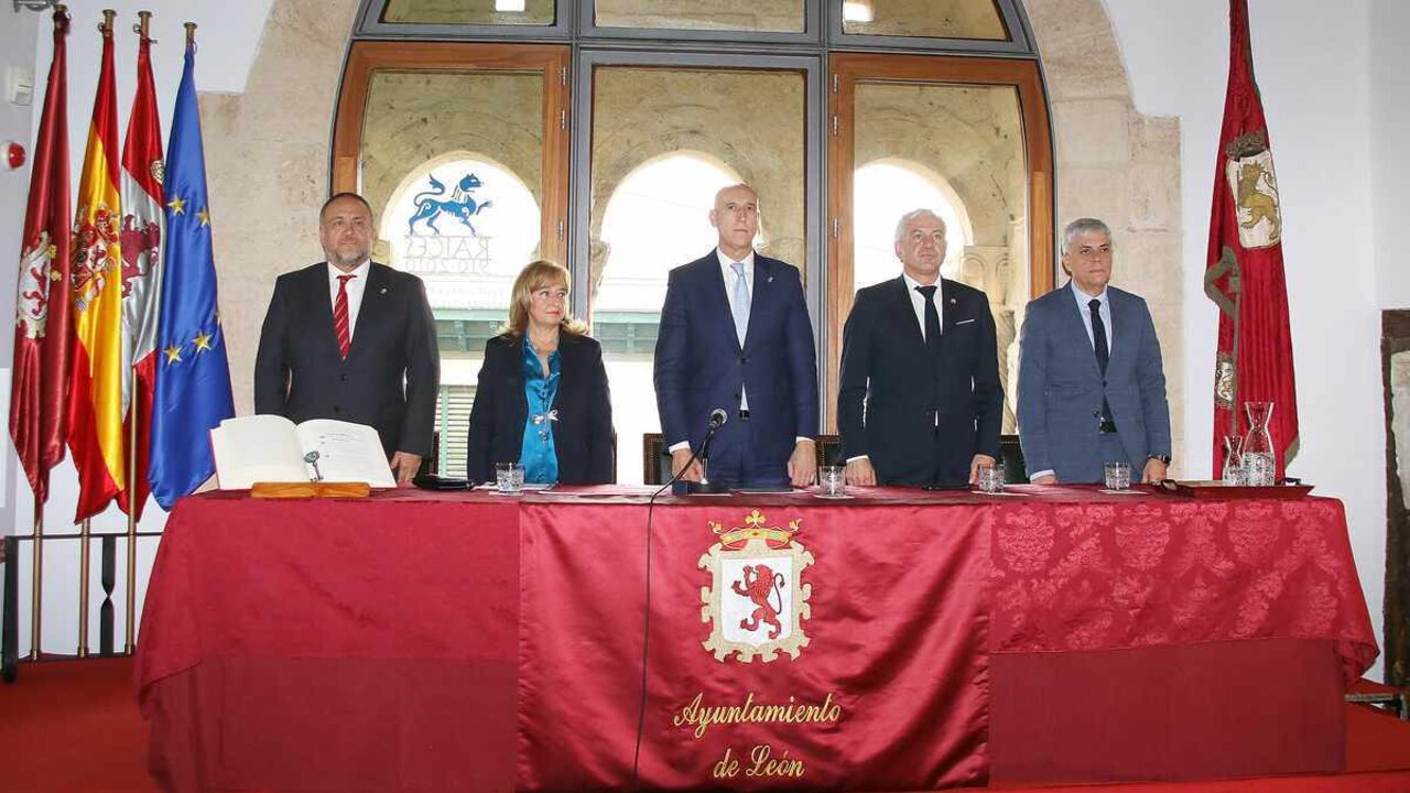 Acto institucional del Día de la Constitución presidido por el alcalde del Ayuntamiento de León, José Antonio Diez; el delegado del Gobierno, Nicanor Sen; el presidente de la Diputación, Gerardo Álvarez Courel; el delegado territorial de la Junta, Eduardo Diego y la presidenta de la Audiencia Provincial, Ana del Ser. Foto: Peio García