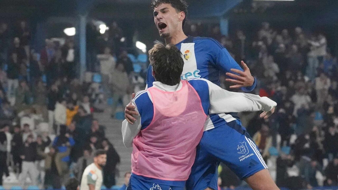 La Ponferradina celebra el gol del empate en el minuto 90 de partido.