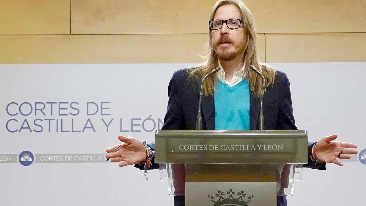 El coordinador autonómico de Podemos Castilla y León, Pablo Fernández, durante una rueda de prensa.