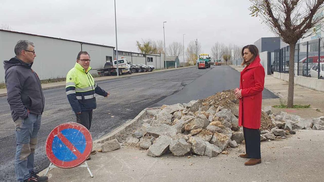 La alcaldesa de la localidad, durante la visita a las obras en el Polígono industrial.