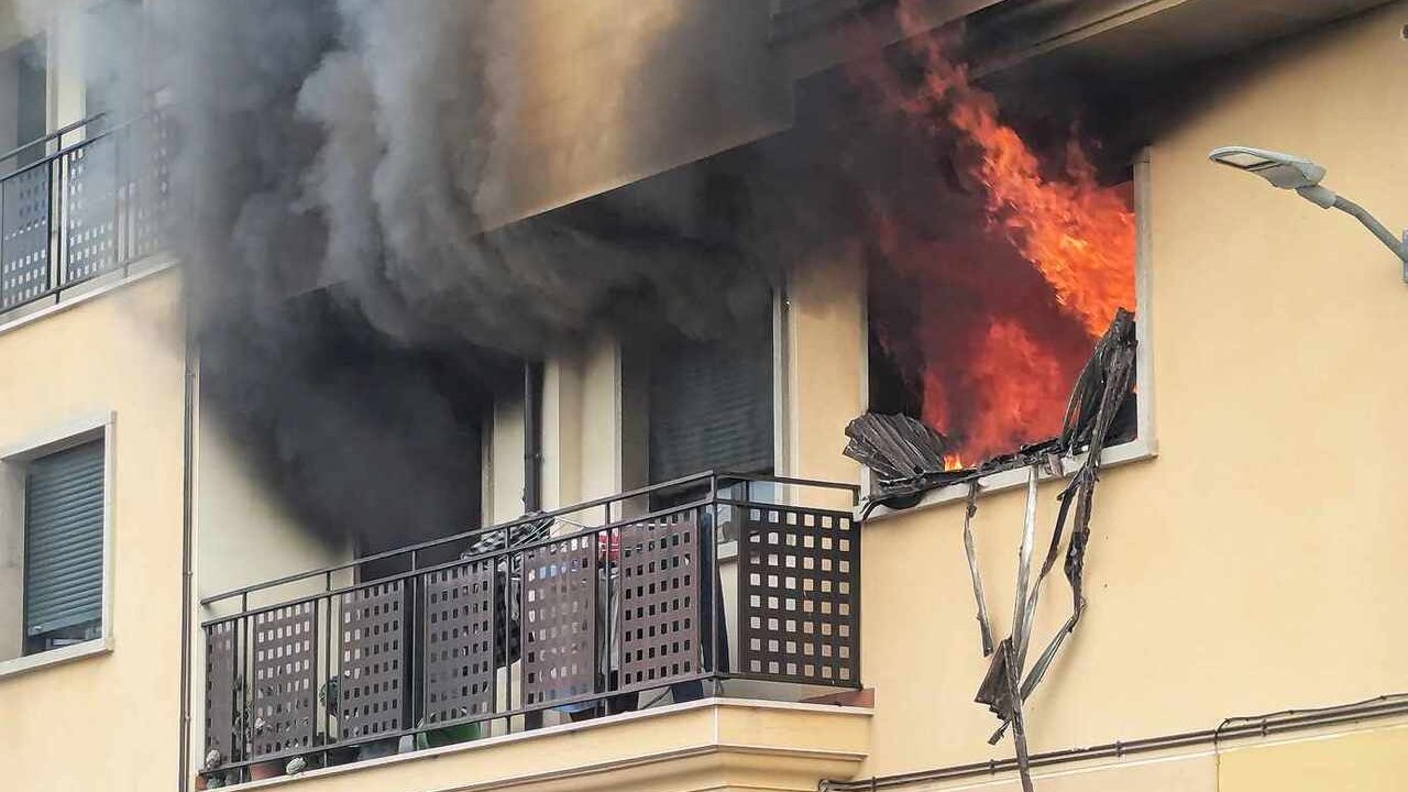 Parte del edificio, ubicado en la calle María de Molina, es desalojado a causa del fuego.