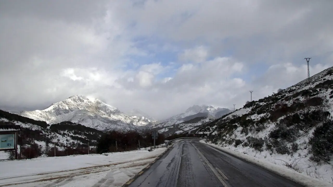 Cierre de una carretera de León y nivel verde de alerta en otra por nieve.