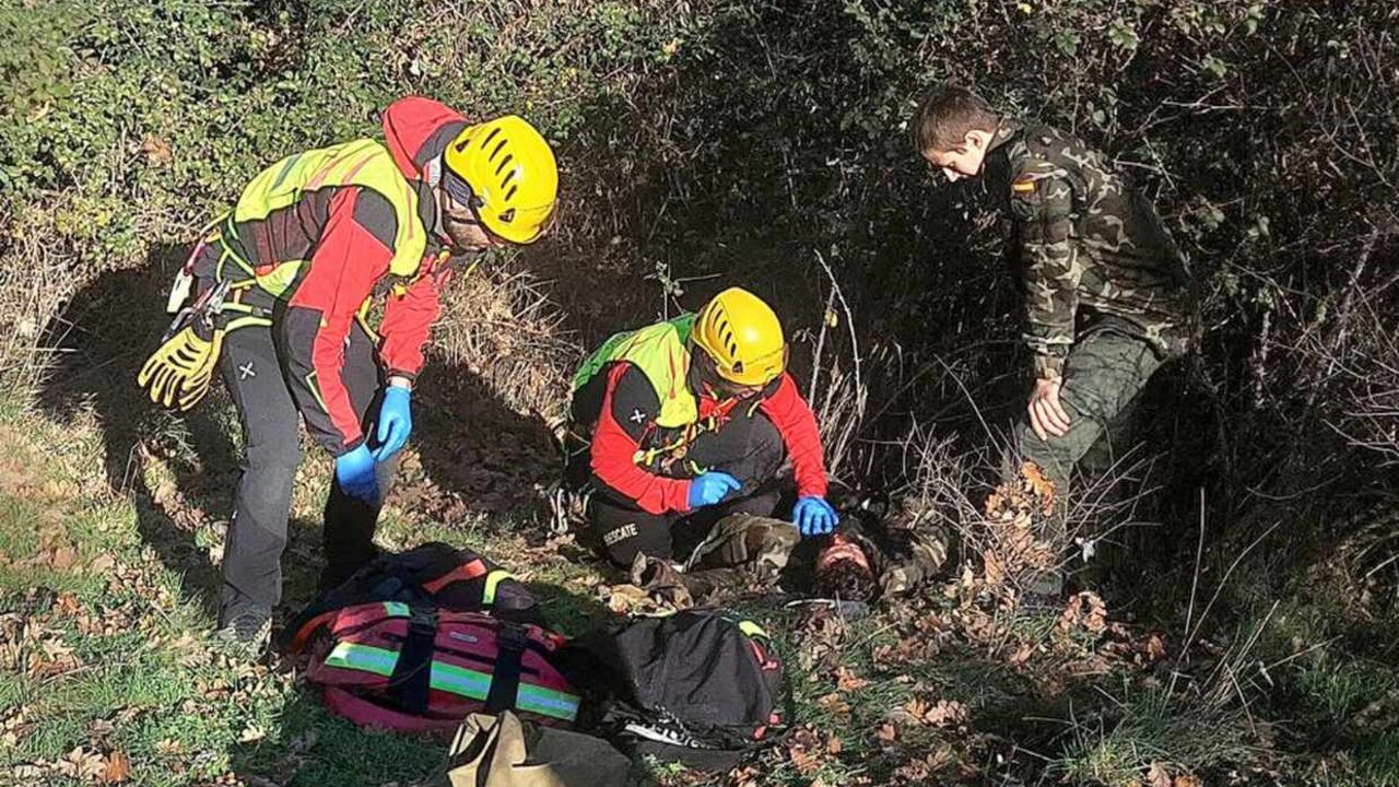 Los rescatadores, junto al herido, en el lugar del accidente.