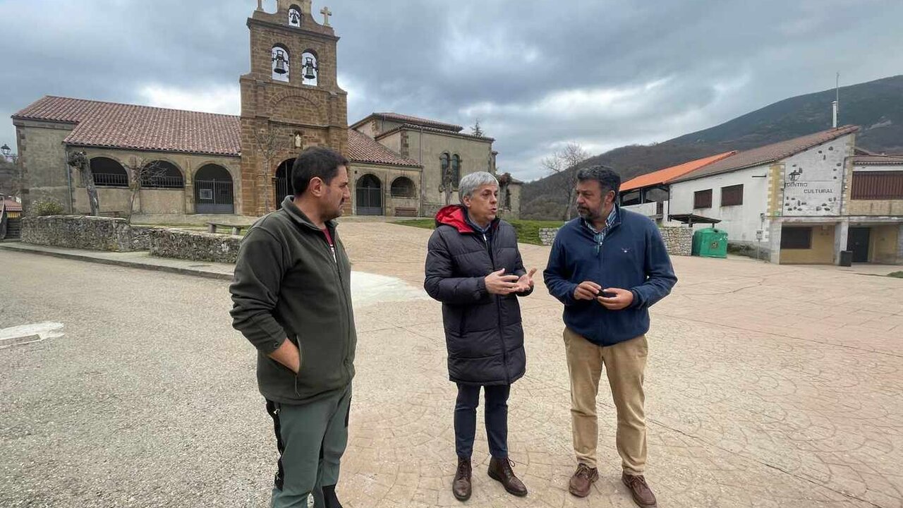 El delegado territorial de la Junta en León, Eduardo Diego, visita el municipio de Prioro.