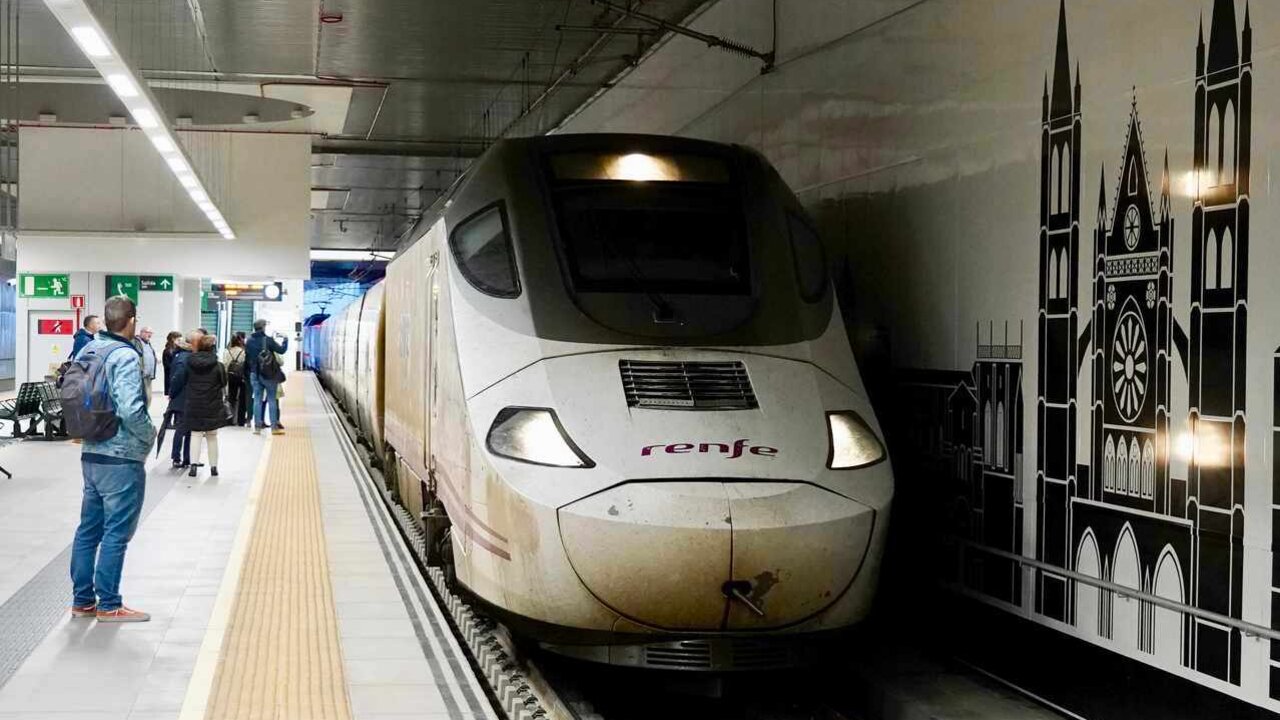 Imagen del primer tren comercial en circular por la Variante de Pajares en el momento de partir desde la estación de León. Foto: Campillo